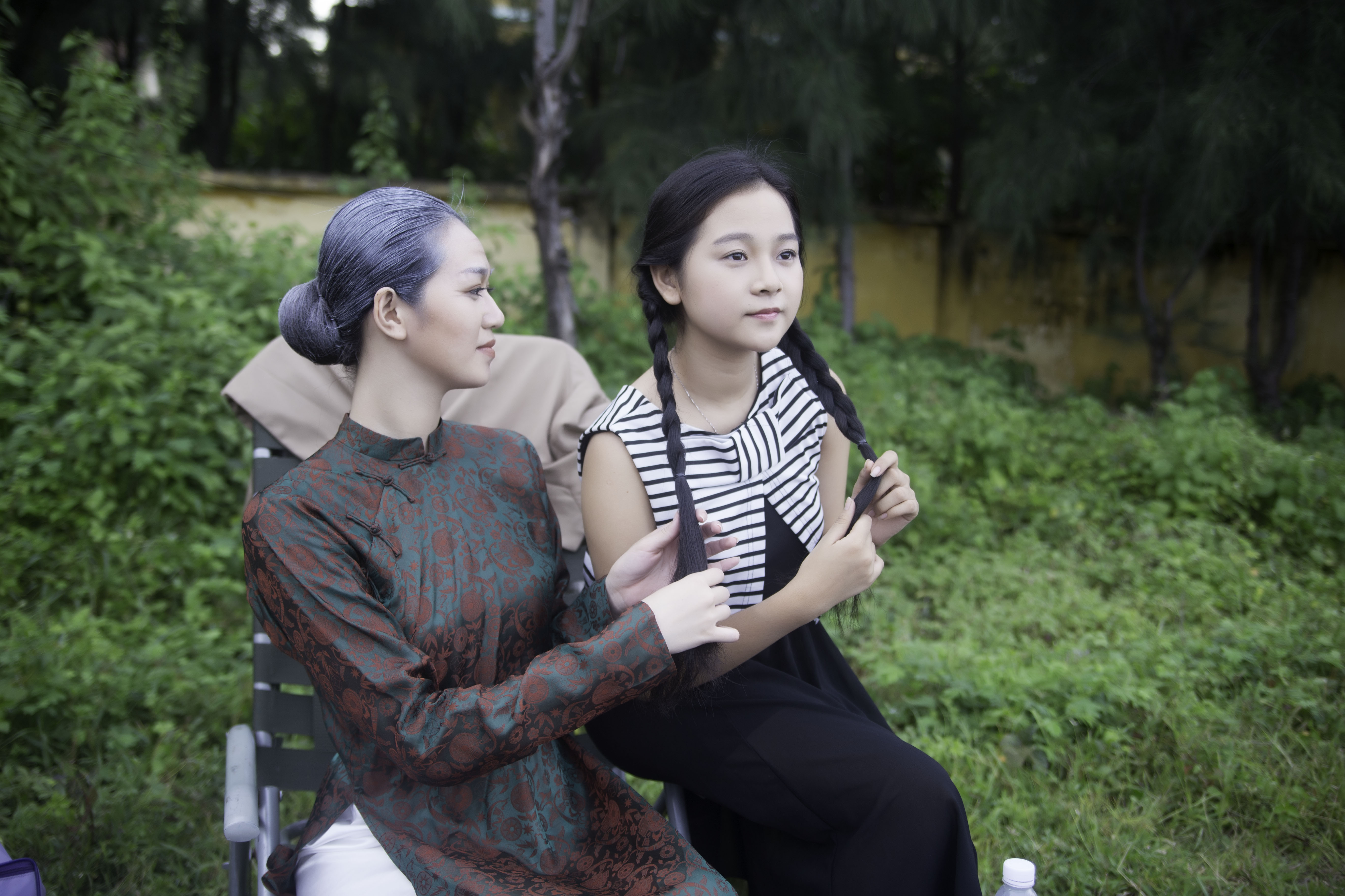 Với nhan sắc không thua gì bà nội, Hồng Anh đã khiến bác sĩ Bách chú ý tới, bắt đầu một duyên kỳ ngộ định mệnh, đưa bác sĩ Bách gặp lại tình cũ Hồng Trà sau gần nửa thế kỷ biệt tin nhau.